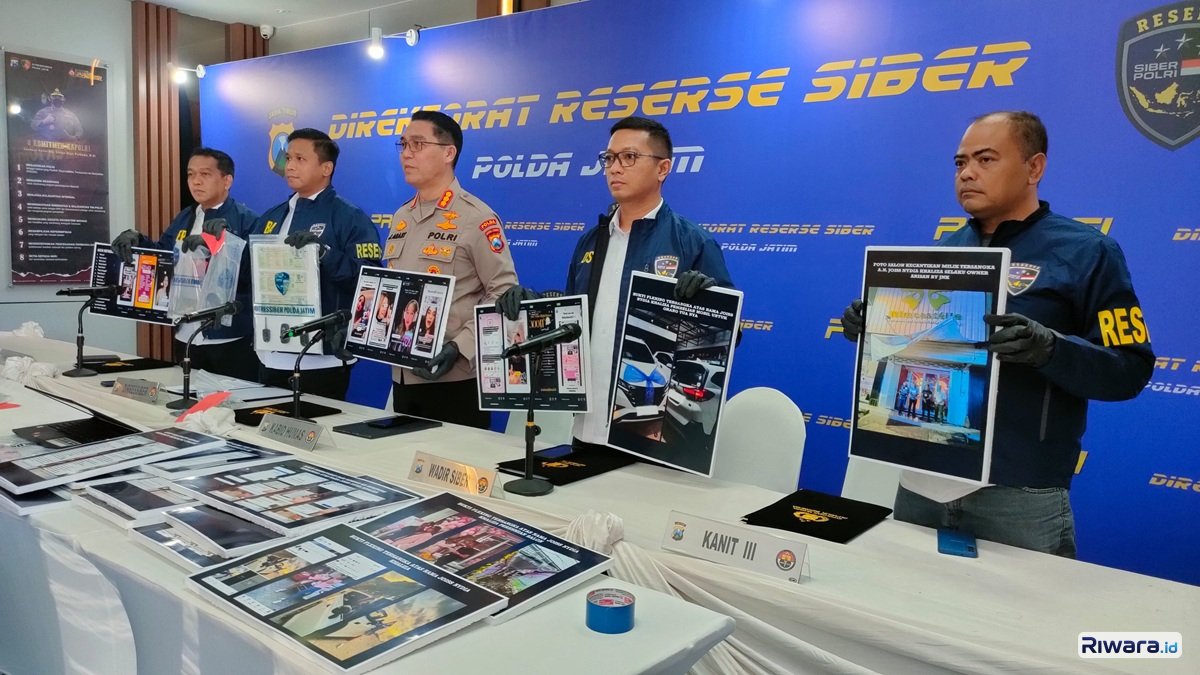 Polda Jatim merilis kasus dugaan penipuan bermodus arisan online fiktif yang melibatkan selebgram Rabu 12 Agustus 2026